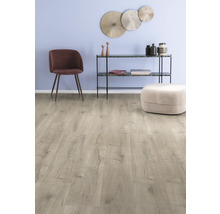 Ljust trägolv i ett vardagsrum med stol, konsolbord och dekoration