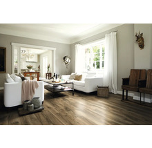 Vardagsrum med trägolv, soffa och dekoration