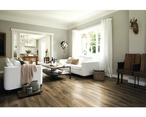 Vardagsrum med trägolv, soffa och dekoration