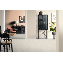 Interiör med matbord, stolar, vitrinskåp och krukväxt