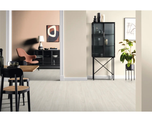 Interiör med matbord, stolar, vitrinskåp och krukväxt