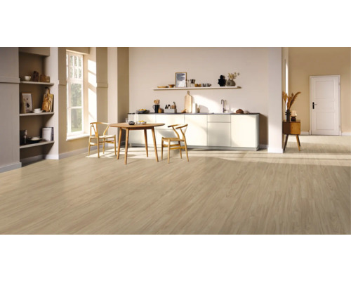 Ljust rum med trägolv, träbord och stolar, pentry och hyllor