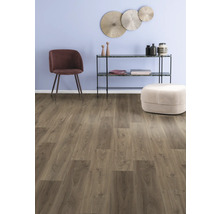 Interiörscen med trägolv, stol, konsolbord, pall och väggdekoration