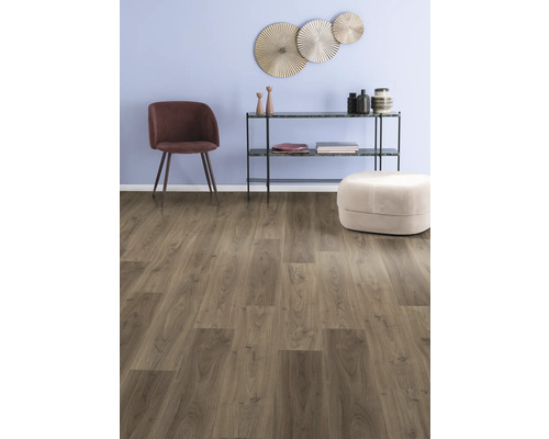 Interiörscen med trägolv, stol, konsolbord, pall och väggdekoration