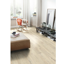 Ljust vardagsrum med laminatgolv, fåtölj och soffa