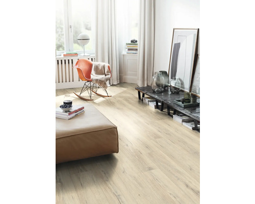 Ljust vardagsrum med laminatgolv, fåtölj och soffa