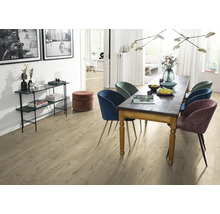 Vardagsrum med matbord, stolar och laminatgolv.