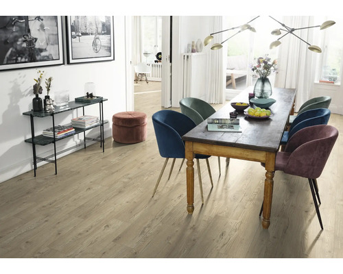 Vardagsrum med matbord, stolar och laminatgolv.