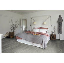 Ljust sovrum med säng, sängbord och trägolv