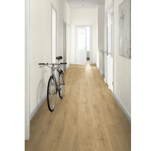 Hall med ljust trägolv och cykel