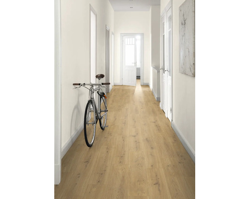 Hall med ljust trägolv och cykel