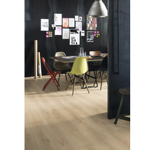 Ljust laminatgolv i ett rum med ett bord och stolar