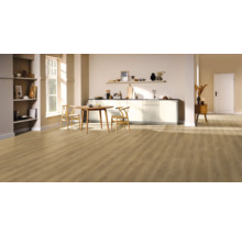 Ljust rum med trägolv, matbord och pentry.