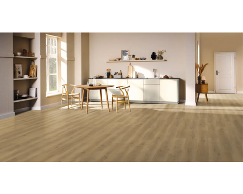 Ljust rum med trägolv, matbord och pentry.