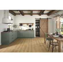 Ljust kök med gröna skåp, träbjälkar och stort träbord