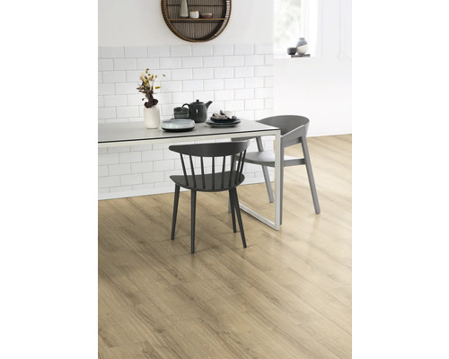 Ljust trägolv i en matsal med bord och stolar