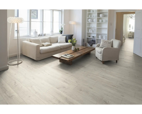 Ljust vardagsrum med laminatgolv, soffa och träbord