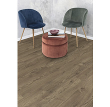 Två stolar och en pall på ett trägolv.