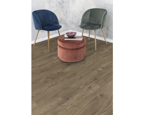 Två stolar och en pall på ett trägolv.