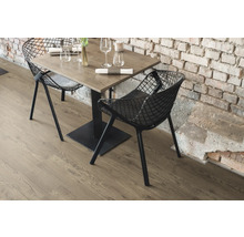 Fyrkantigt matbord med två stolar i en restaurang