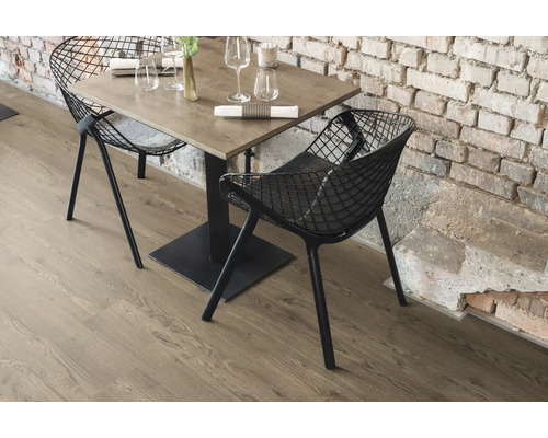 Fyrkantigt matbord med två stolar i en restaurang