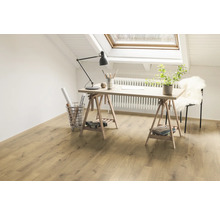 Ljus arbetsplats med skrivbord, lampa och trägolv