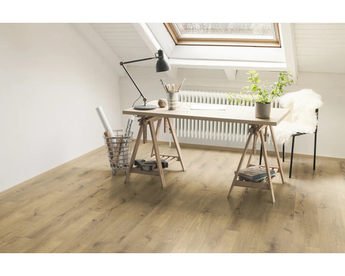 Ljus arbetsplats med skrivbord, lampa och trägolv