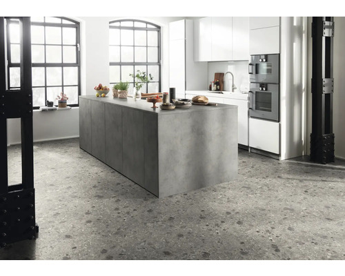 Modernt kök med köksö, vita skåp och terrazzogolv.