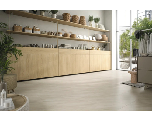 Ljust rum med trähyllor, byrå och stort fönster.