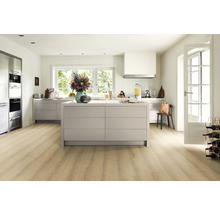 Ljust kök med köksö, köksskåp och trägolv