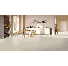 Ljust kök med trägolv, matbord och stolar.