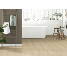 Badrum med badkar, stege och ljust trägolv