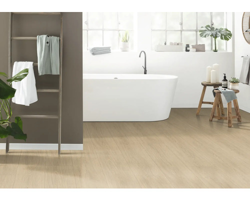 Badrum med badkar, stege och ljust trägolv