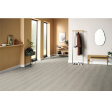 Ljust rum med golvbeläggning, klädhängare och sittbänk