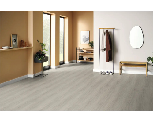 Ljust rum med golvbeläggning, klädhängare och sittbänk