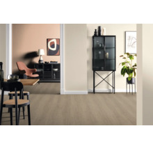 Vardagsrum med golvbeläggning, matbord och skåp