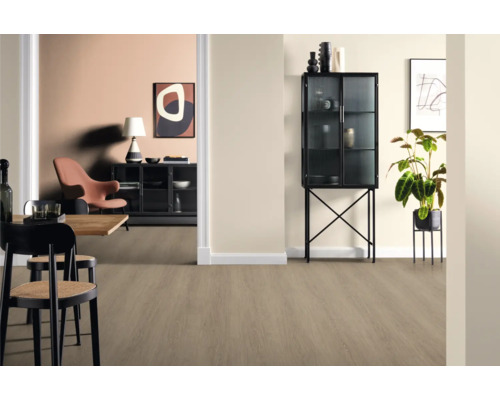 Vardagsrum med golvbeläggning, matbord och skåp