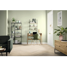 Vardagsrum med skrivbord, stol, hylla och soffa i ljus design