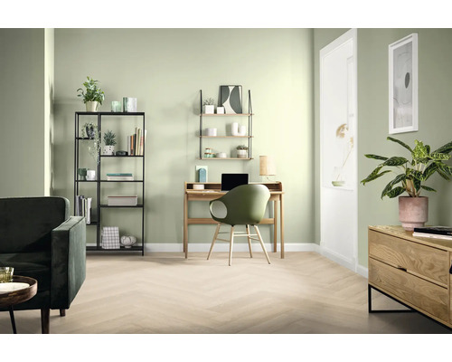 Vardagsrum med skrivbord, stol, hylla och soffa i ljus design