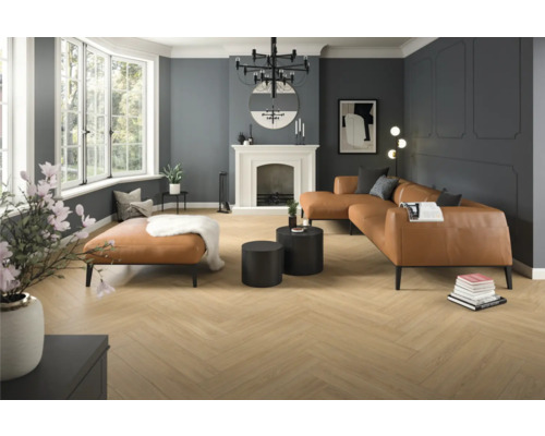 Vardagsrum med fiskbensparkett, skinnsoffa och öppen spis