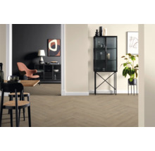 Interiörscen med fiskbensparkett, möbler och dekorativa element