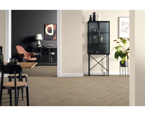 Interiörscen med fiskbensparkett, möbler och dekorativa element