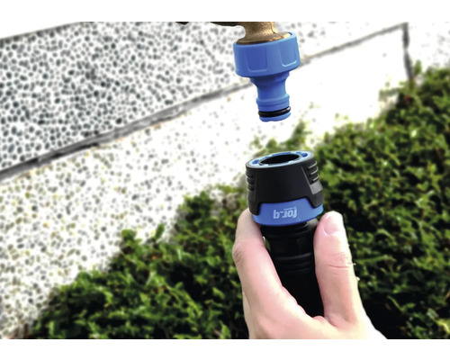 b-for-q slangkoppling är ansluten till en vattenkran