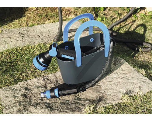 Trädgårdsslang med sprutmunstycke i en bärväska