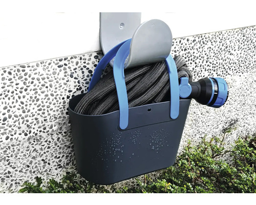 Trädgårdsslang med duschmunstycke på slanghållare