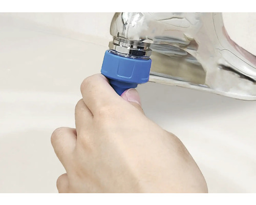 En vattenkran är ansluten till en blå slangkoppling.