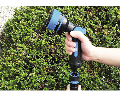 Trädgårdsslangsprutpistol med justerbart spruthuvud i handen