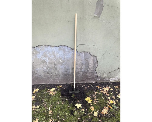 Hacka med träskaft för trädgårdsarbete