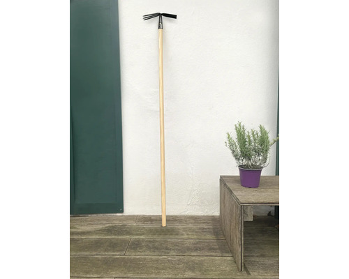 Trädgårdskultivator med trähandtag för att luckra upp jorden i trädgården