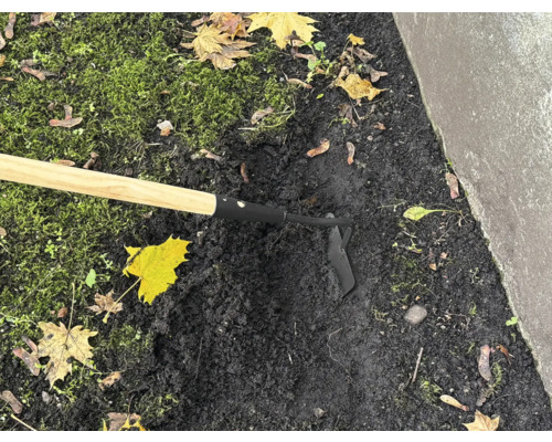 Trädgårdshacka som används för att luckra upp jorden i trädgården